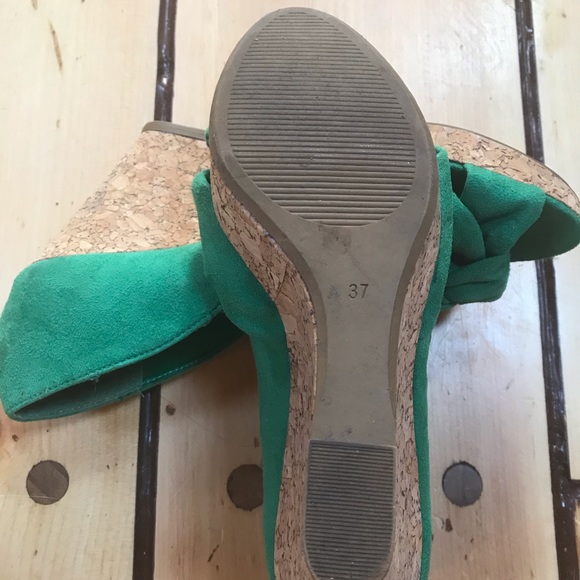 Peep toe green suede wedge. - Picture 2 of 4